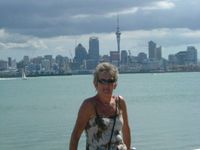 04 Wilma voor de Skyline van Auckland