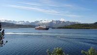 06 Hurtigrutten in fjord