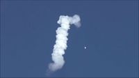 De witte stip is de Falcon 9 die terugkeert naar de aarde
