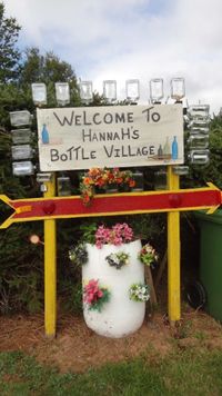 Bottle village. onderweg